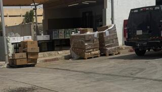 חיילות ששומרות במחנה סיירים תחת החום הכבד