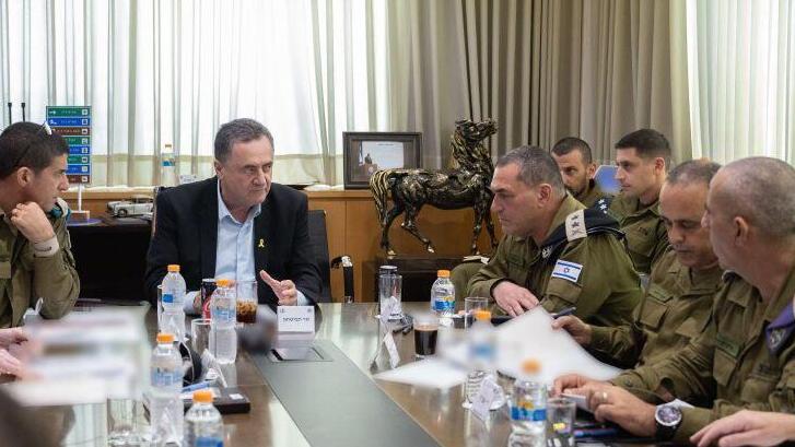 שר הביטחון בדיון עם הרמטכ"ל ובכירים