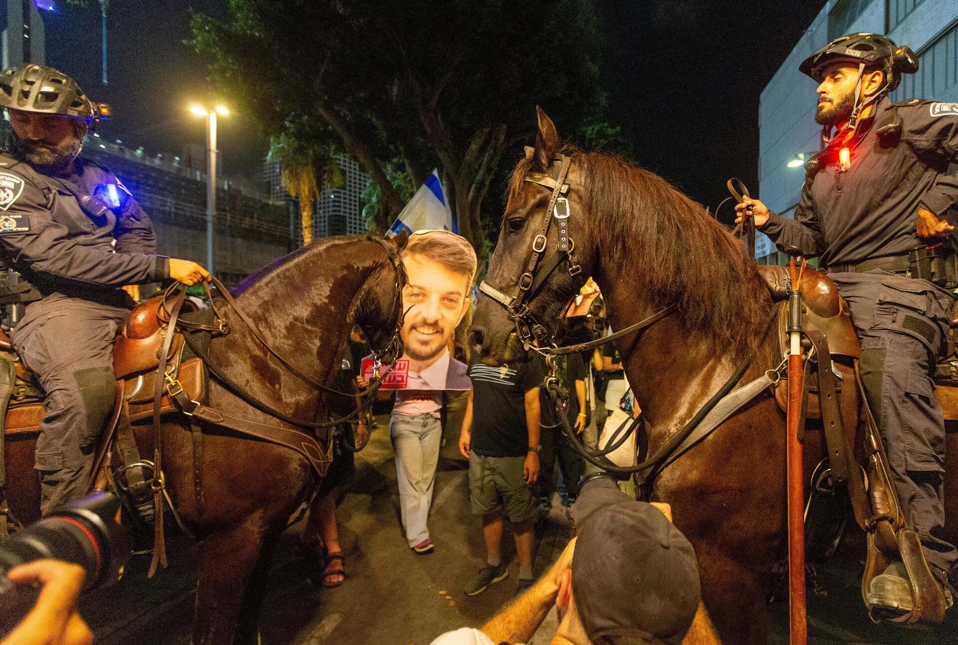 הפגנה למען השבת החטופים בסמוך למצודת זאב בתל-אביב 