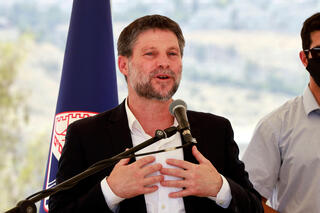 שר האוצר בצלאל סמוטריץ' ליד מעלה אדומים