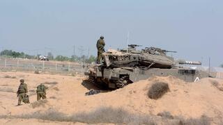 הטנק של גלעד שליט אחרי החטיפה. משמאל: יואב בונה מחזיק בשכפ"ץ של גלעד