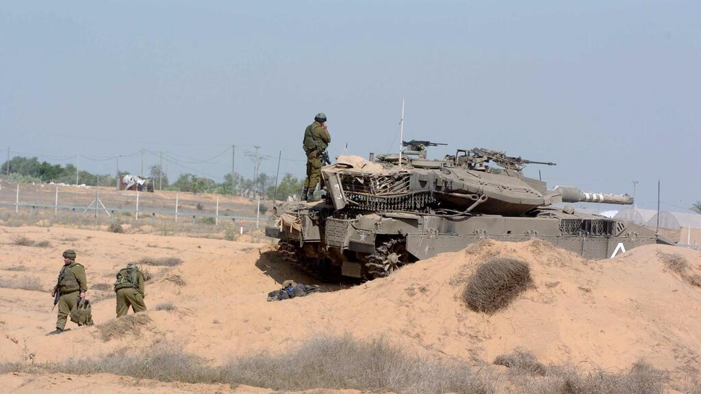 הטנק של גלעד שליט אחרי החטיפה. משמאל: יואב בונה מחזיק בשכפ"ץ של גלעד