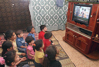 ילדים עזתיים צופים ב"חלוצי המחר"