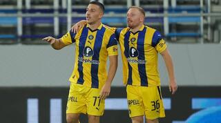 עידו שחר ואושר דוידה מאושרים  (הבטיחה קמפיין אירופי: מכבי ת"א עלתה לפלייאוף אחרי 2:5 בסיכום על חאמרו