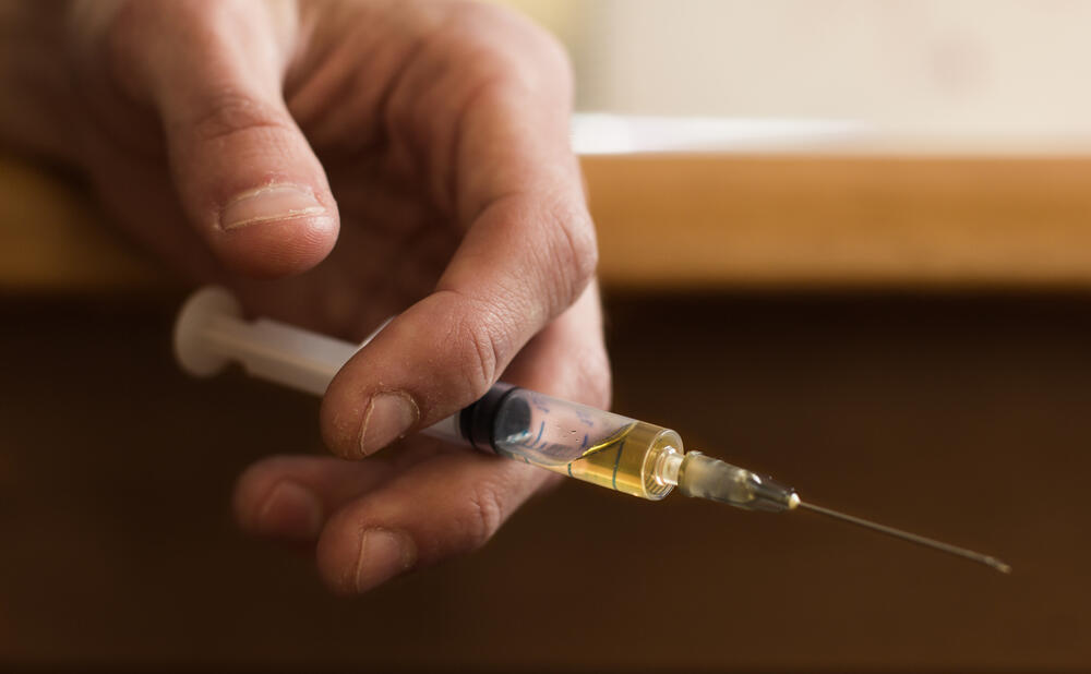 The procedure looks entirely medical, with syringes, IV lines and monitors, but those carrying it out do not necessarily have the necessary medical training or experience (Photo: shutterstock) הזרקת סמים