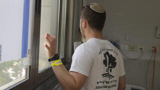 א', לוחם גולני שנפצע ברצועת עזה, במחלקת השיקום "חוזרים לחיים" בשיבא