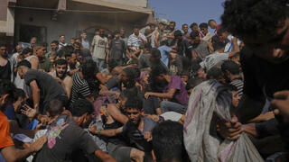 פלסטינים אוספים סיוע המניטרי אחרי שהוצנח