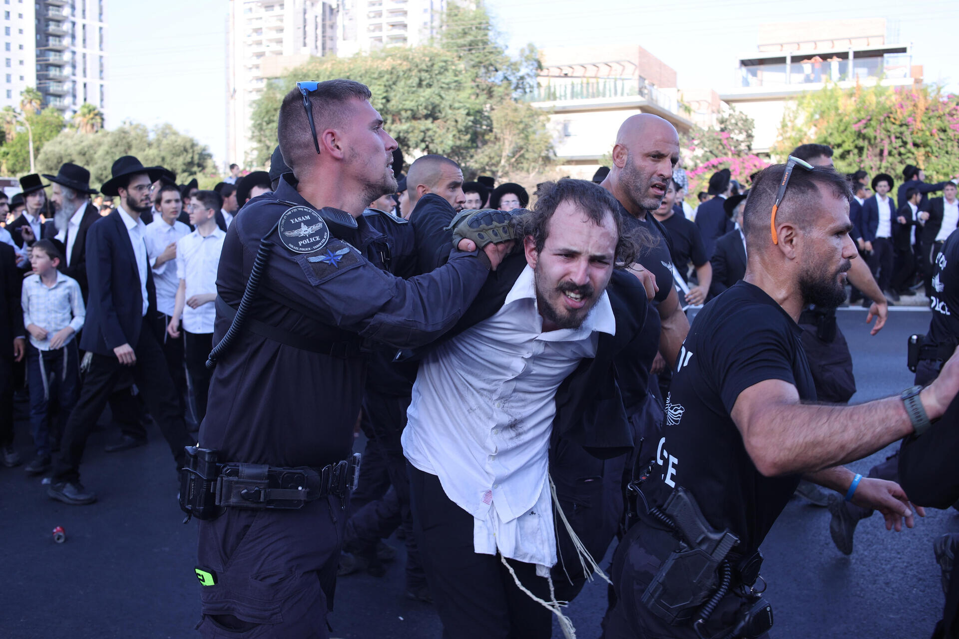 מפגינים חרדים במחאה על מעצר עריקים 