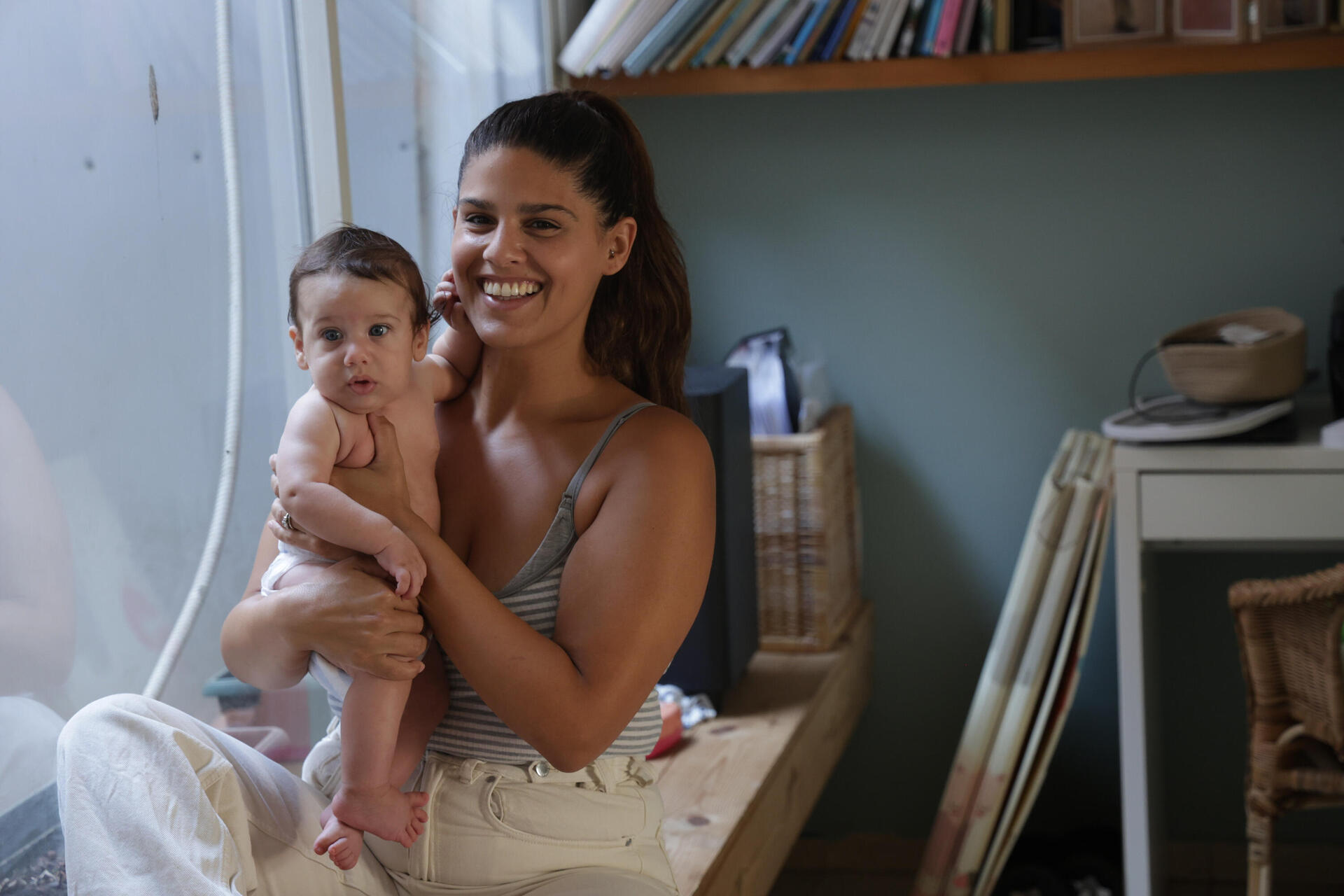 רותם טלמור עם בנה, שנולד בלידה ביתית 