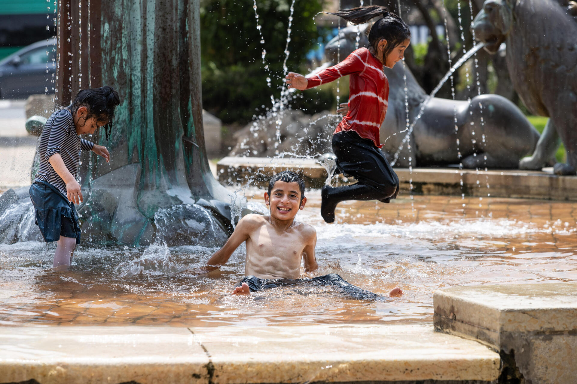 מתקררים במזרקה בירושלים  