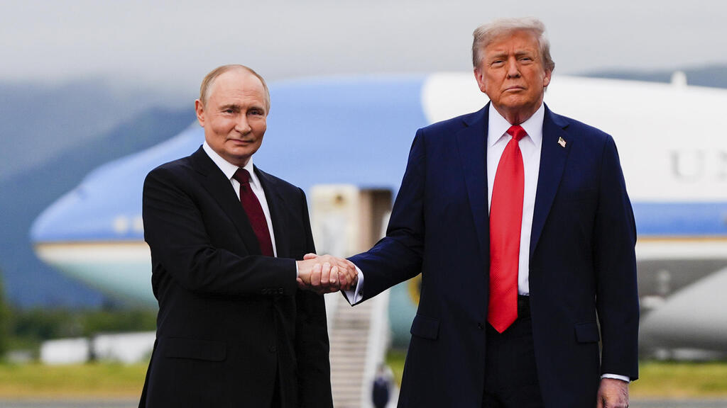 Встреча Путина и Трампа на Аляске (Фото: AP Photo/Julia Demaree Nikhinson) דונלד טראמפ וולדימיר פוטין בפסגה באלסקה