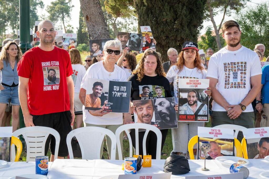 משפחות חטופים בקבלת שבת מול בית שר הביטחון 