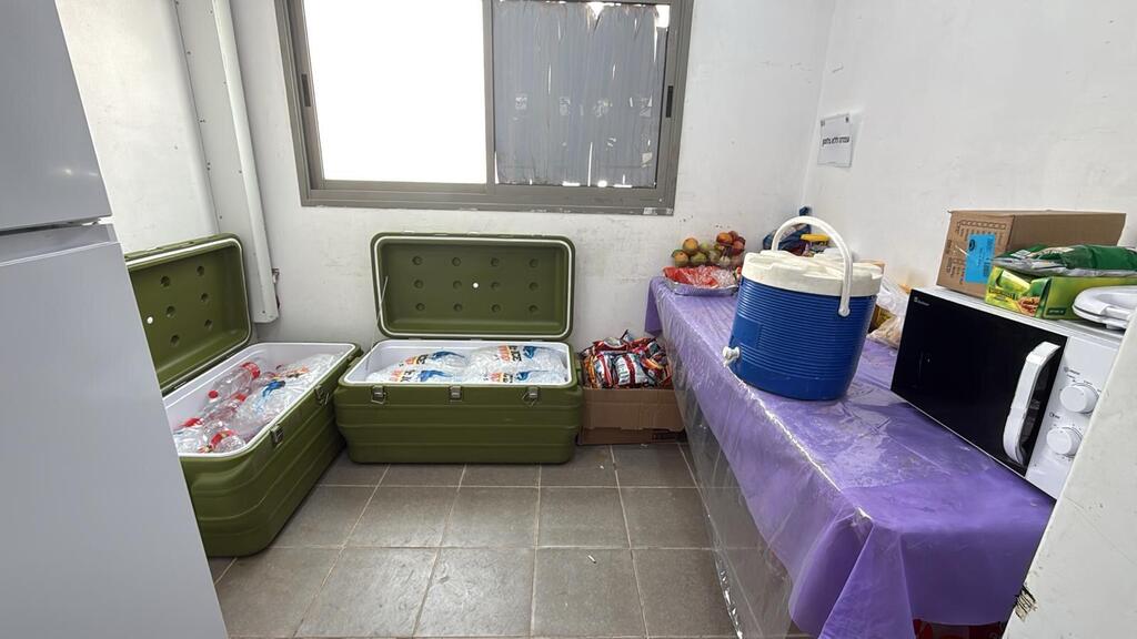 Кухня на базе Саярим (Фото: пресс-служба ЦАХАЛа) האוכל והמים שסופקו לבסיס סיירים בחום הכבד