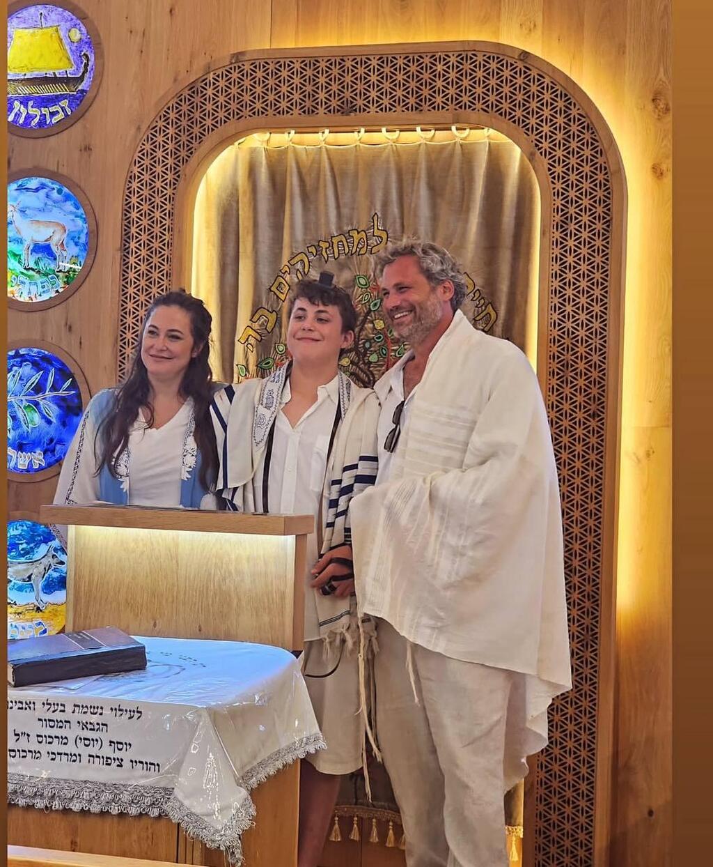 קרן פלס נועם טור חוגגים בר מצווה לבנם הבכור אורי 