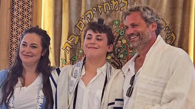 קרן פלס נועם טור חוגגים בר מצווה לבנם הבכור אורי 