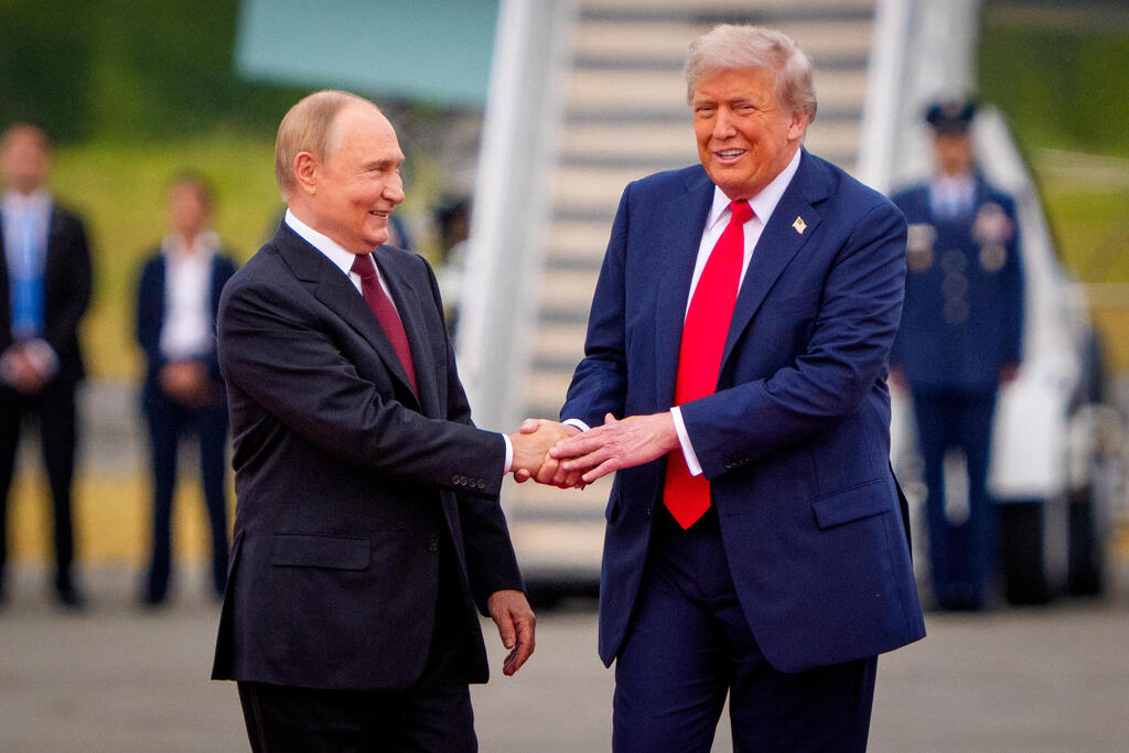 דונלד טראמפ וולדימיר פוטין בפסגה באלסקה