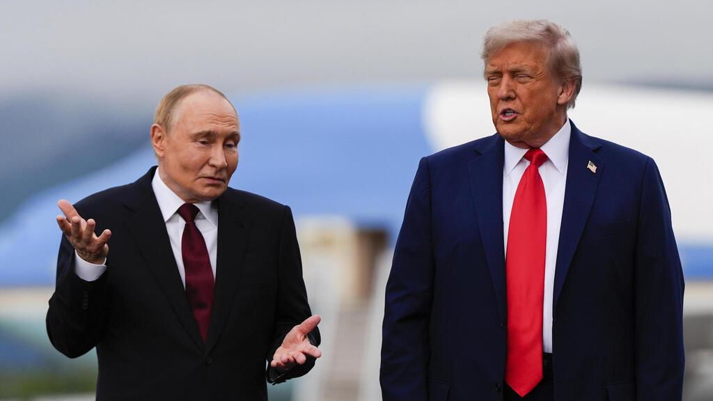 Путин и Трамп во время встречи на Аляске (Фото: AP Photo/Julia Demaree Nikhinson) דונלד טראמפ וולדימיר פוטין בפסגה באלסקה