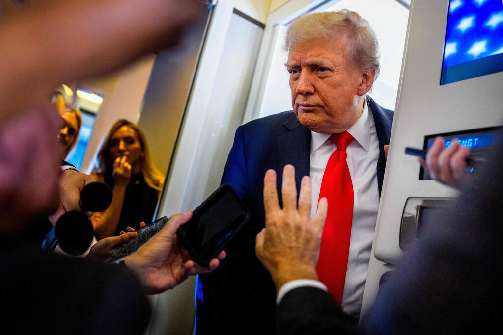 נשיא ארה"ב טראמפ במטוס אייר פורס 1 בדרך ל פסגה עם פוטין אלסקה