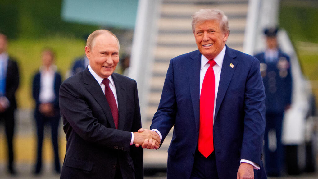 דונלד טראמפ וולדימיר פוטין בפסגה באלסקה