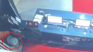 בעיגול אדום: הפח שאליו הושלכו הדרכונים