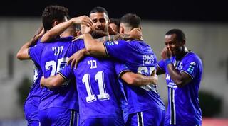 שחקני הפועל פתח תקווה מתחבקים