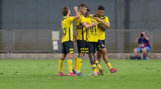 שחקני מכבי נתניה חוגגים