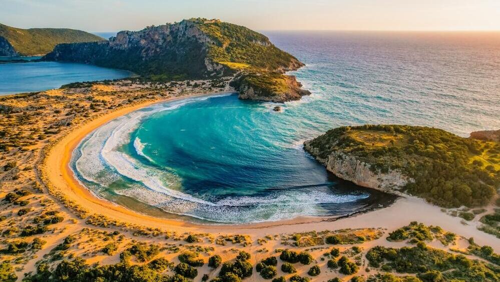Voidokilia Beach (Photo: zedspider, shutterstock) חוף וידוקיליה ביוון