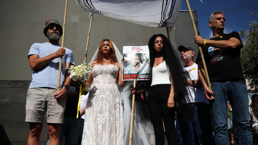 Илана Гричевски на Площади похищенных (Фото: REUTERS/Shir Torem) אילנה גריצ'ווסקי בטקס "חתונה" עם בן זוגה החטוף מתן צנגאוקר, בכיכר החטופים