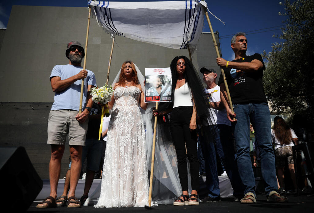 אילנה גריצ'ווסקי בטקס "חתונה" עם בן זוגה החטוף מתן צנגאוקר, בכיכר החטופים