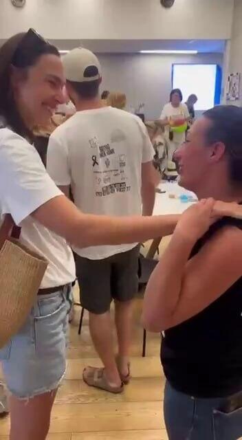 גל גדות מגיעה למטה המשפחות להביע תמיכה 