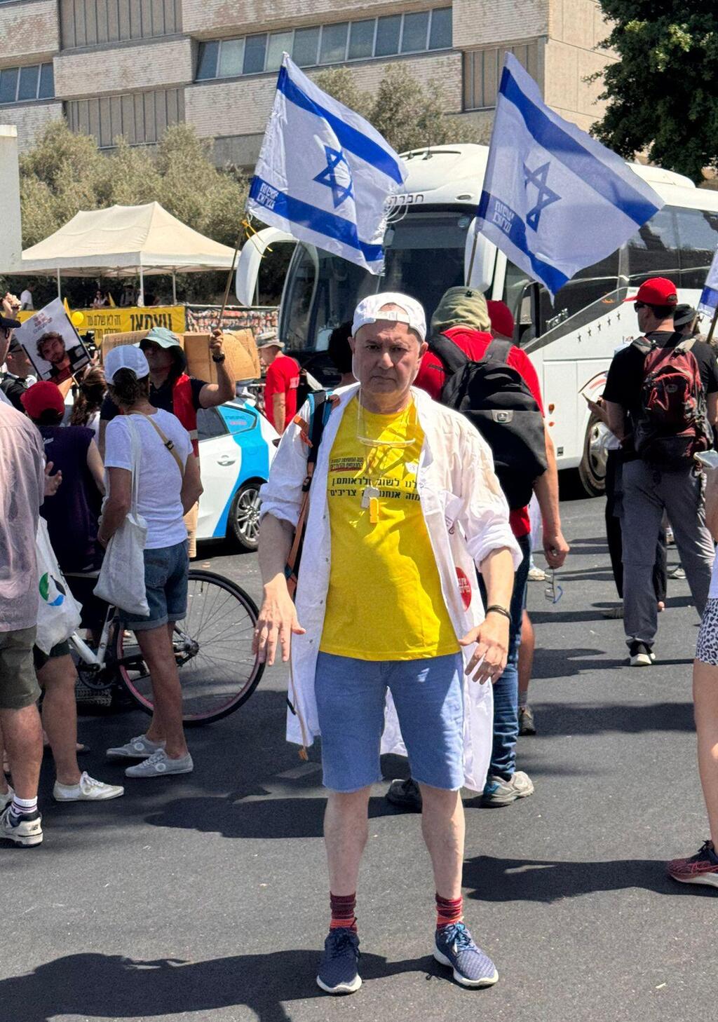 ד"ר צבי פישל במחאת הרופאים במסגרת יום העצירה