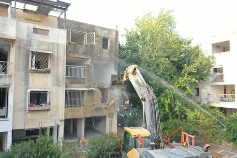 הריסת מבנים ישנים בפרויקט פינוי בינוי במתחם מוהליבר ביהוד מונוסון