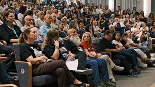 משפחות החטופים בכנס החירום הארצי של צוותי בריאות הגוף והנפש להחזרת כל החטופים