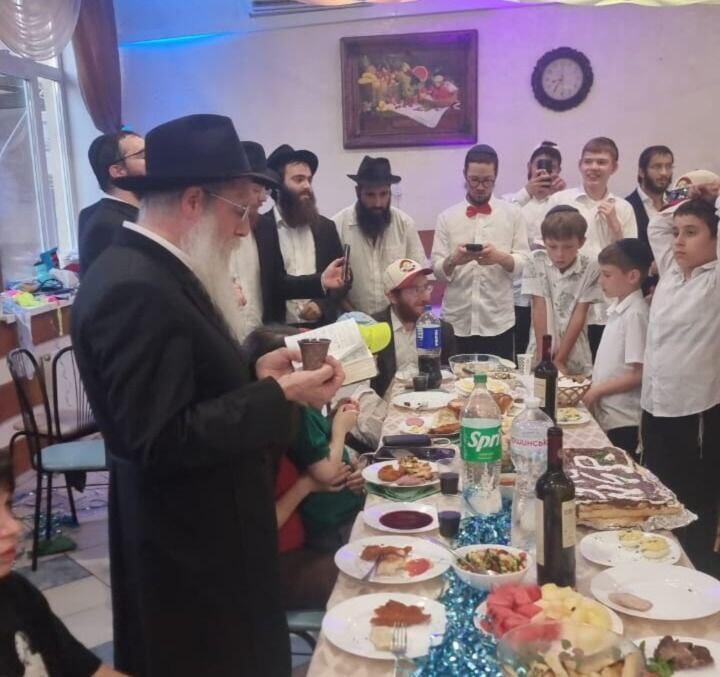 Members of the Jewish community in Zhytomyr, Ukraine, gather to celebrate after six boys underwent ritual circumcision during a summer camp program האירוע בז'יטומיר