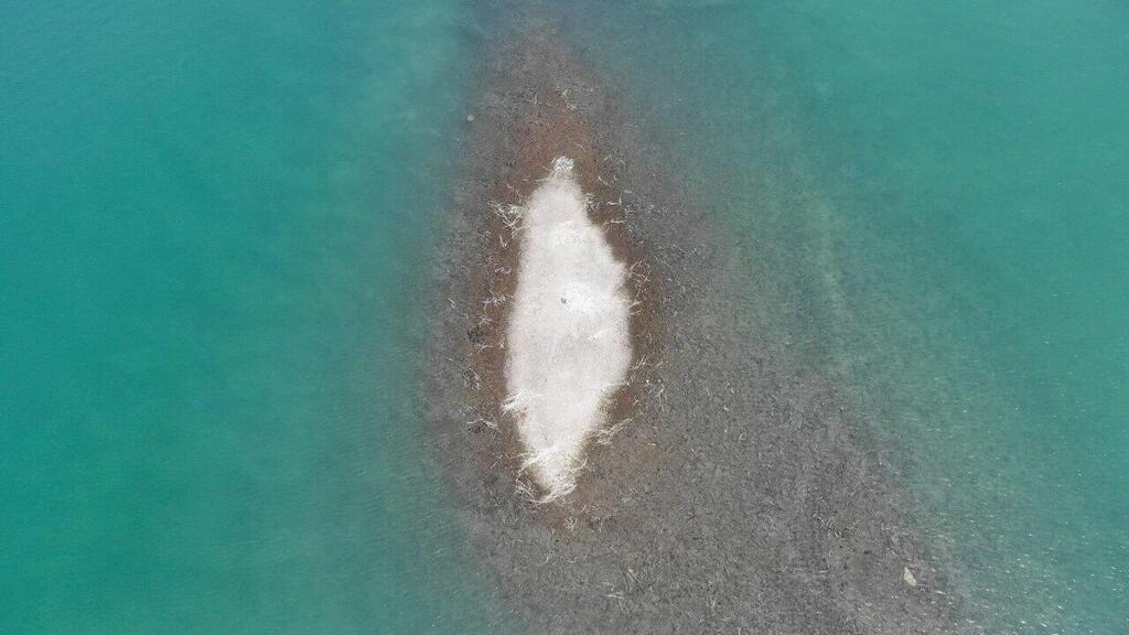 המפלס יורד, האי גדל