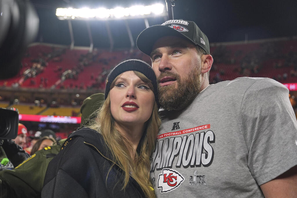 Taylor Swift and Travis Kelce (Photo: Charlie Riedel, AP) טיילור סוויפט וטראוויס קלסי