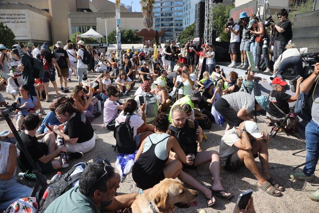 אזעקה בכיכר החטופים מטיל חות'י