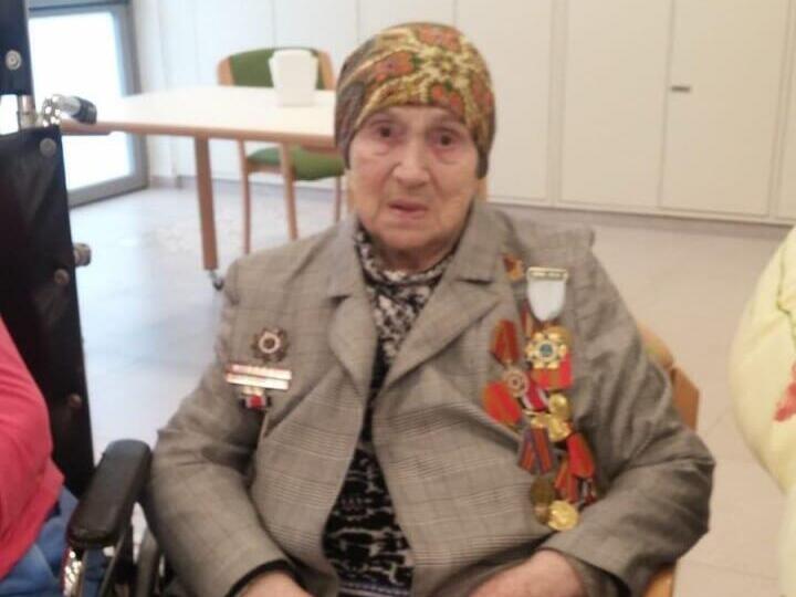 חוגגת 100 עם המדליות והעיטורים