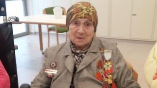 חוגגת 100 עם המדליות והעיטורים