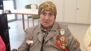 חוגגת 100 עם המדליות והעיטורים