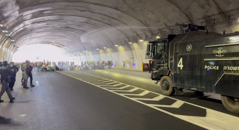 Водомет на въезде в Иерусалим (Видео: Лиор Тамари) מחאה למען החטופים וחסימה בכביש 16, ירושלים