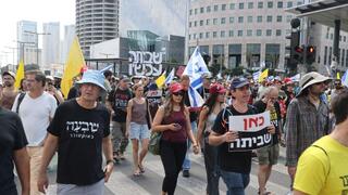 הפגנה בדרך בגין וצומת קפלן בתל אביב למען החטופים - יום עצירה. ישראל עוצרת למען החטופים