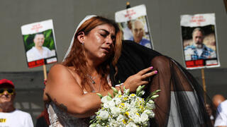 אילנה גריצ'ווסקי בטקס "חתונה" עם בן זוגה החטוף מתן צנגאוקר, בכיכר החטופים