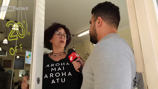 אבי ימיני עם בעלת המספרה