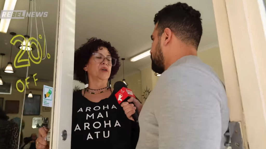 אבי ימיני עם בעלת המספרה