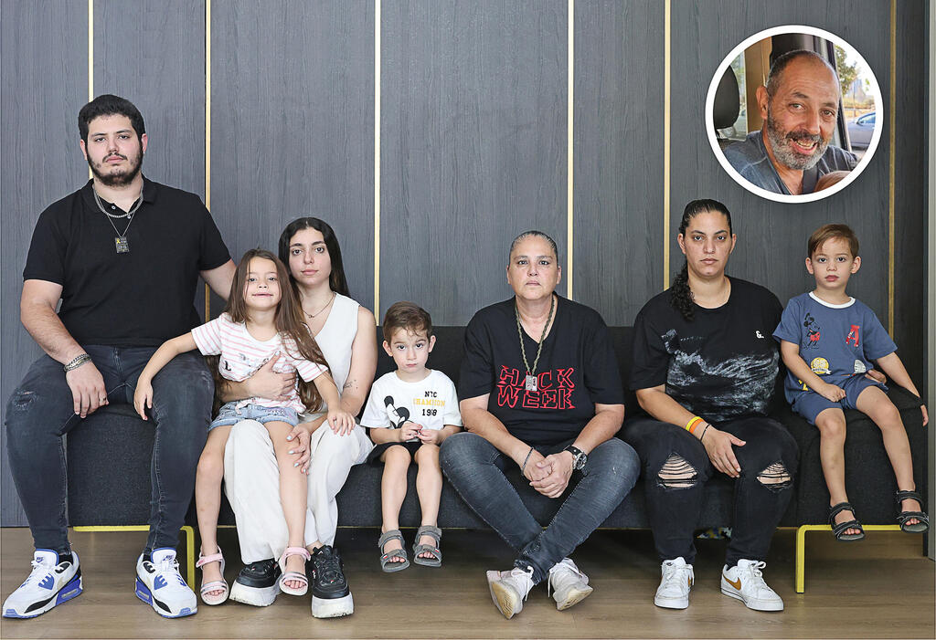  שחר לוי (משמאל), לצידו ארוסתו שיר, אמו אביבה, בת זוגה חן וילדיהן סאני, ריף וריבר