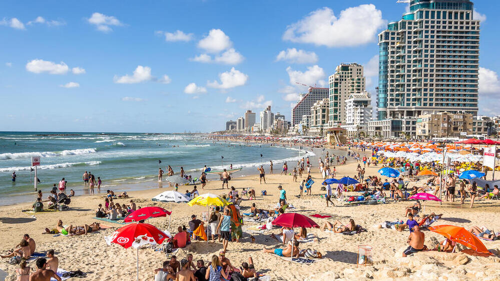 רוחצים בחוף תל אביב