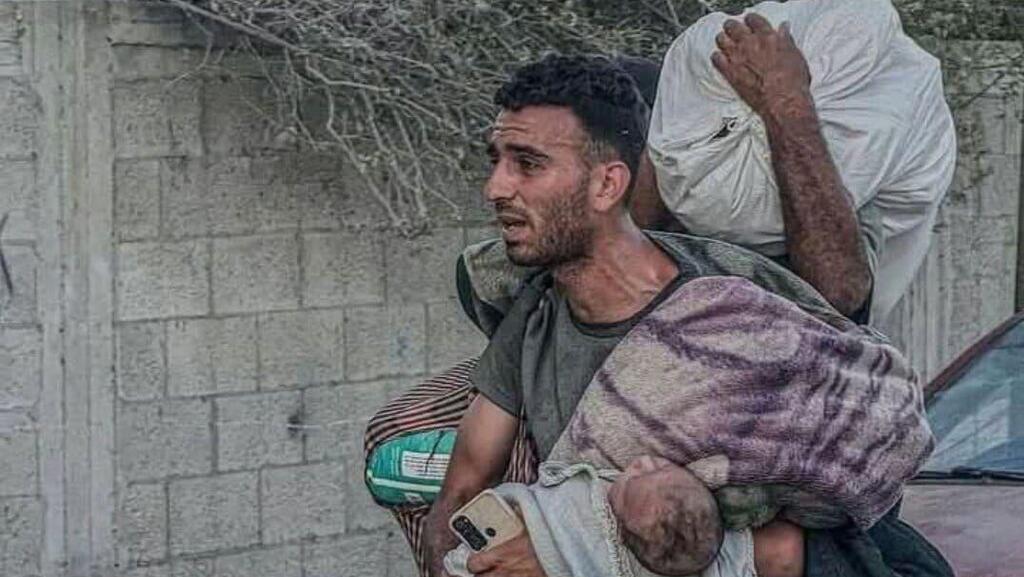 פלסטינים עוזבים את העיר עזה