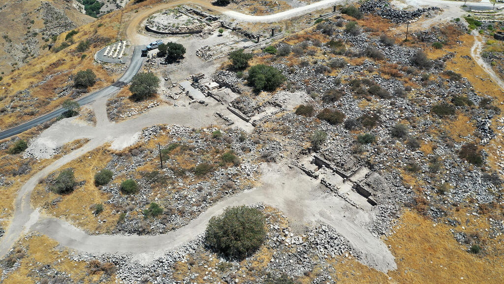 אזור החפירות, שבו נמצאה הכתובת "שלום על הזקנים" בכניסה לאחד המבננים של העיר