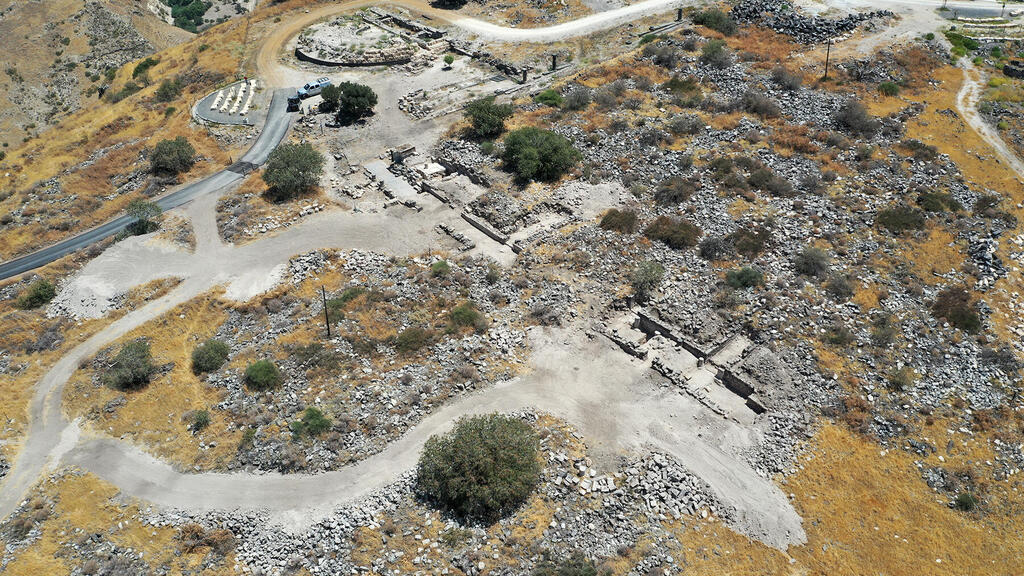 אזור החפירות, שבו נמצאה הכתובת "שלום על הזקנים" בכניסה לאחד המבננים של העיר